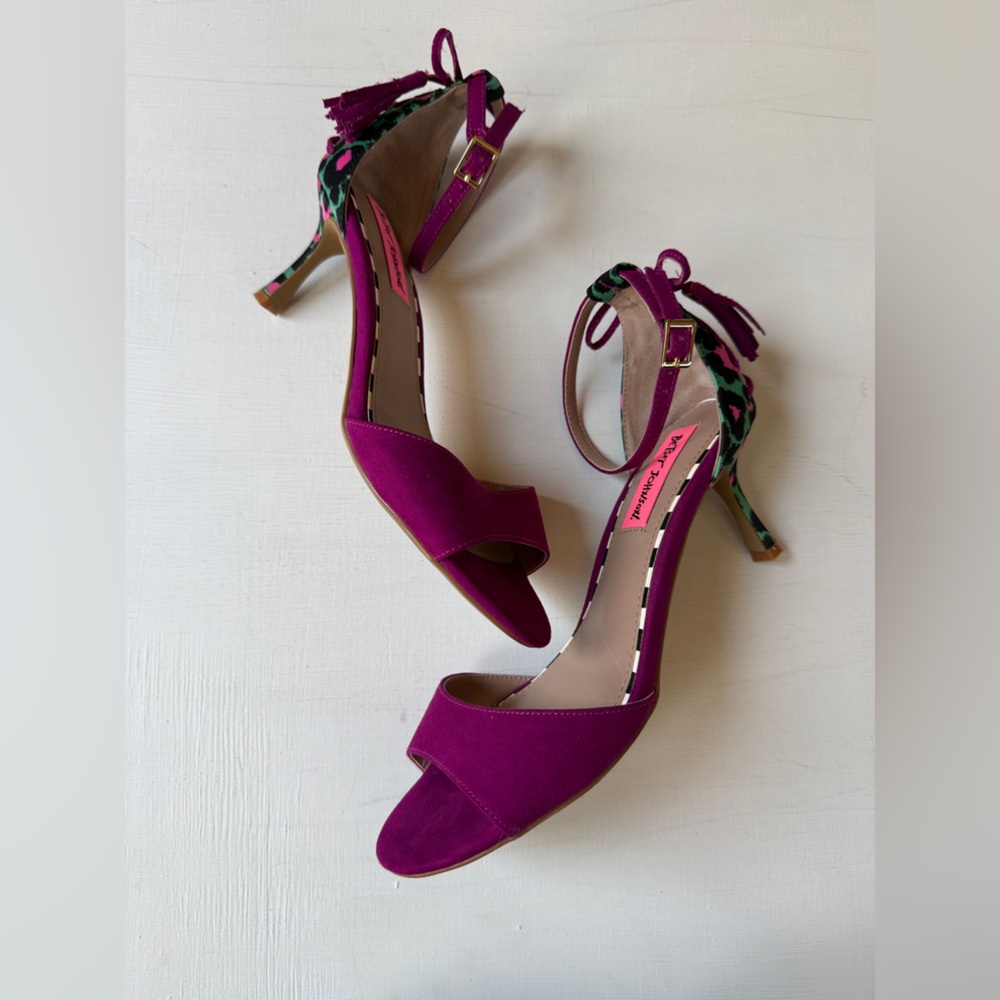 Betsey Johnson RESSY Magenta Heels Bow Back Sz 7.5M EXCELLENT - Picture 3 of 7